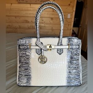 Smith and Wesson Genuine Leather Concealed Carry Purse with matching Holster